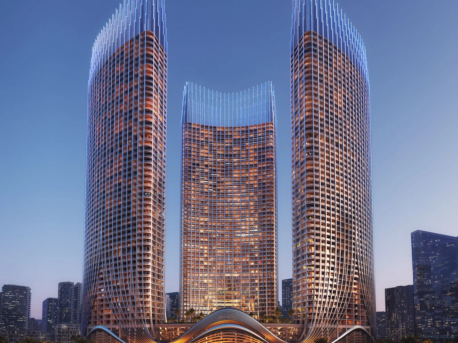 Binghatti Skyrise, beleuchtete T&uuml;rme in der D&auml;mmerung mit Park